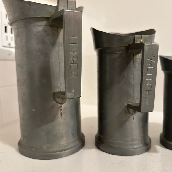 FULL SET ANTIQUE TANKARD PEWTER MEASURING PITCHERS, LITERS, MARKED - Picture 4 of 10